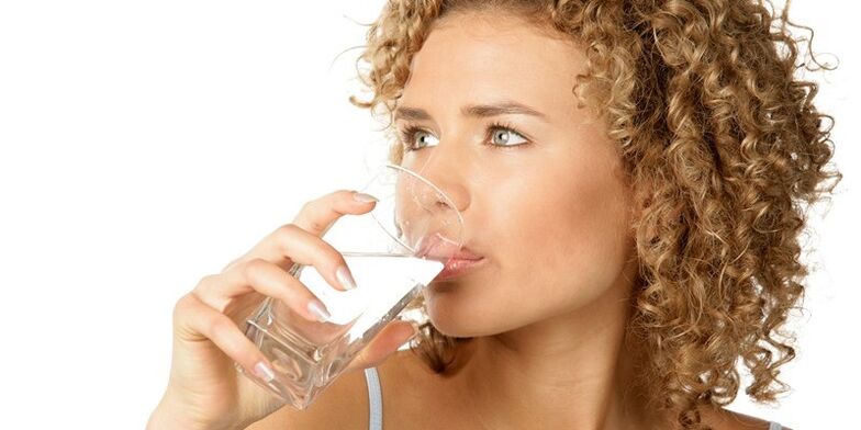 Trong chế độ ăn uống, bạn phải tiêu thụ 1, 5 lít nước tinh khiết, ngoài các chất lỏng khác