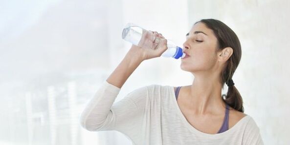 Để giảm cân nhanh, bạn cần uống ít nhất 2 lít nước mỗi ngày. 