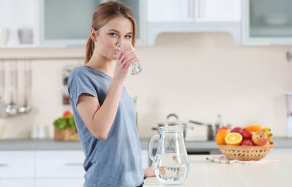 Uống nước trước bữa ăn để giảm cân trong chế độ ăn kiêng lười biếng